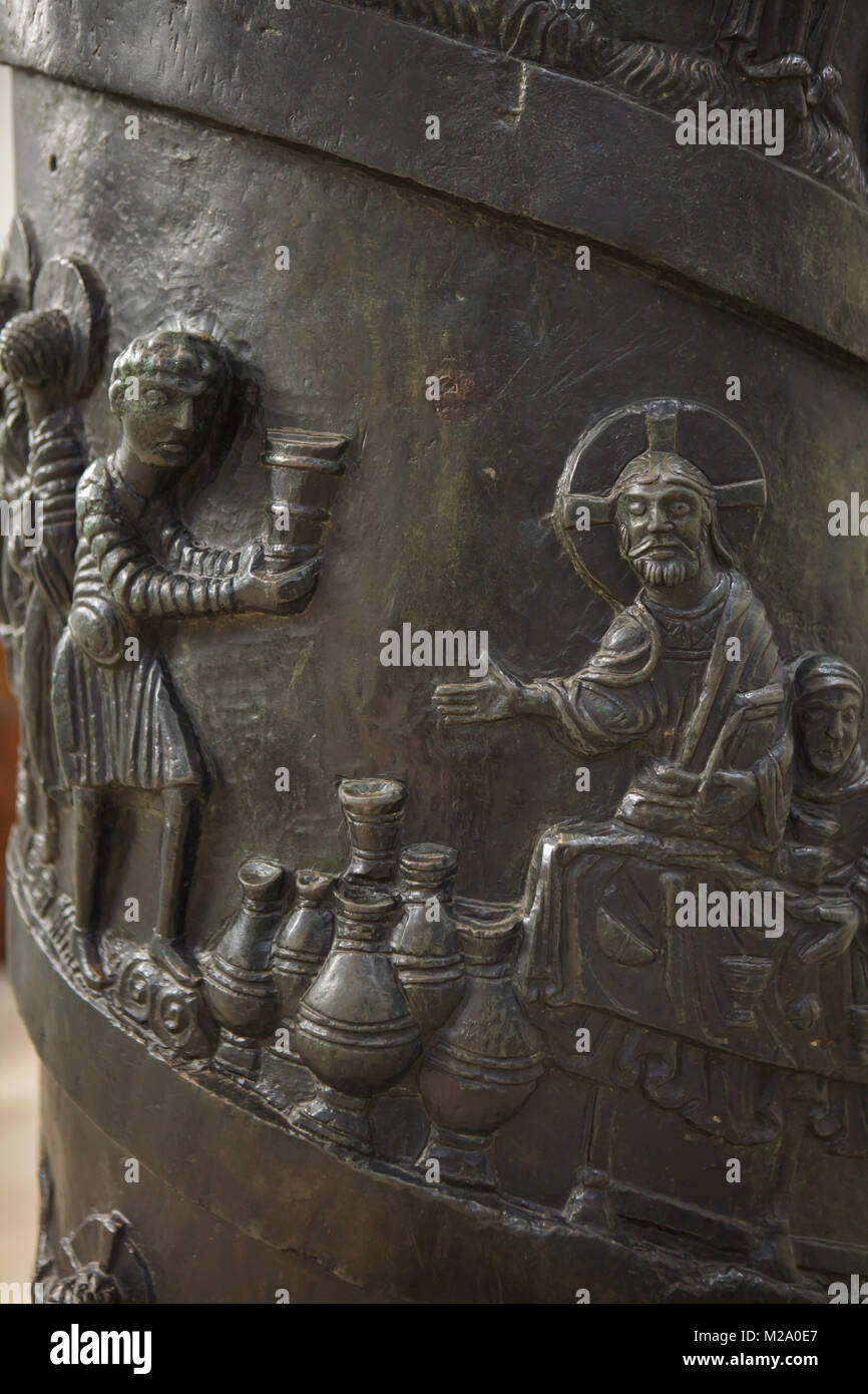 Wedding at Cana. Romanesque bronze relief on the Bernward Column (Bernwardssäule), also known as the Christ Column (Christussäule) in the Hildesheim Cathedral (Hildesheimer Dom) in Hildesheim in Lower Saxony, Germany. Stock Photo