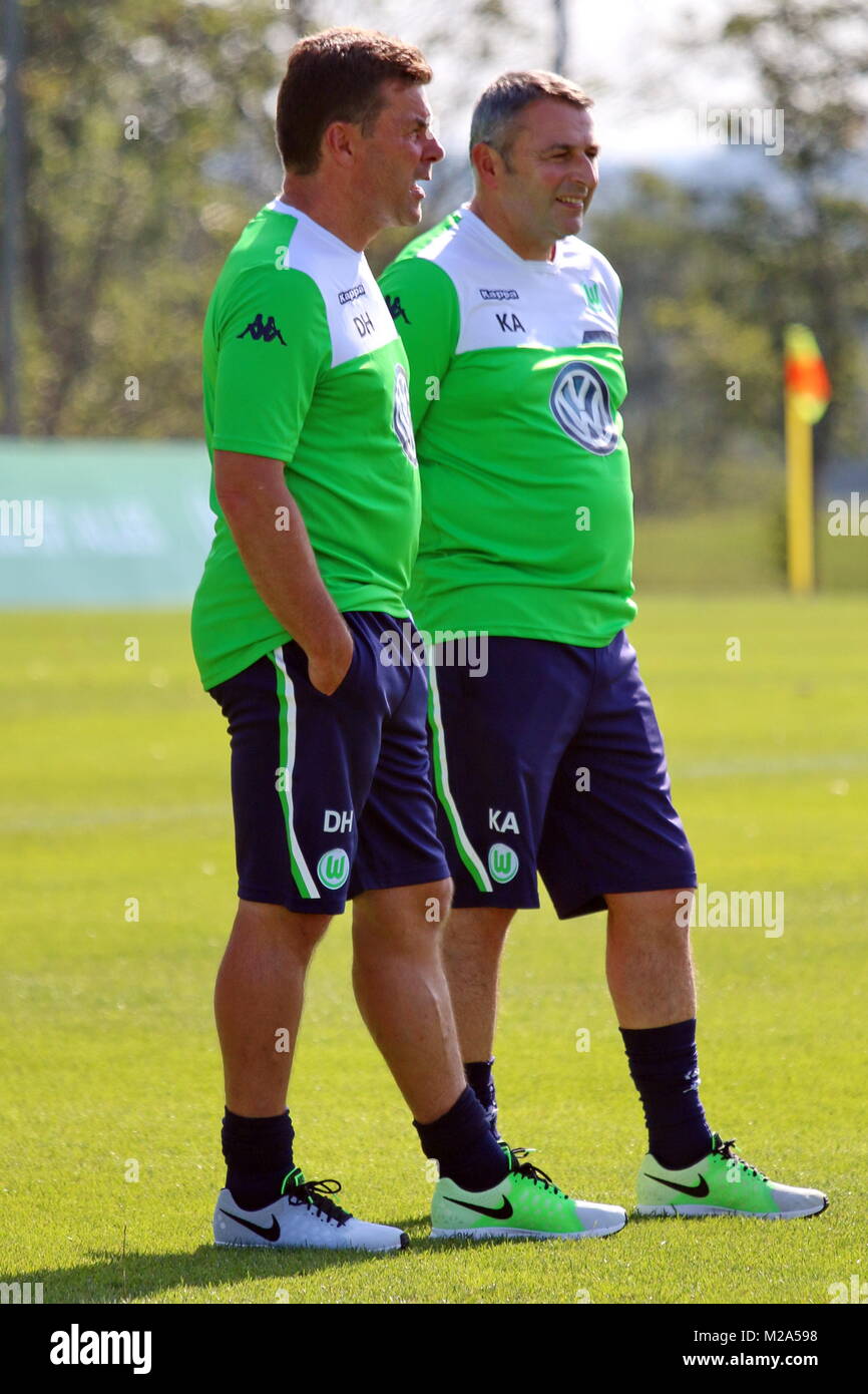 Schauen genau hin: Trainer Dieter Hecking und Sportchef Klaus Allofs, VfL Wolfsburg Trainingslager 2015 in Donaueschingen Stock Photo