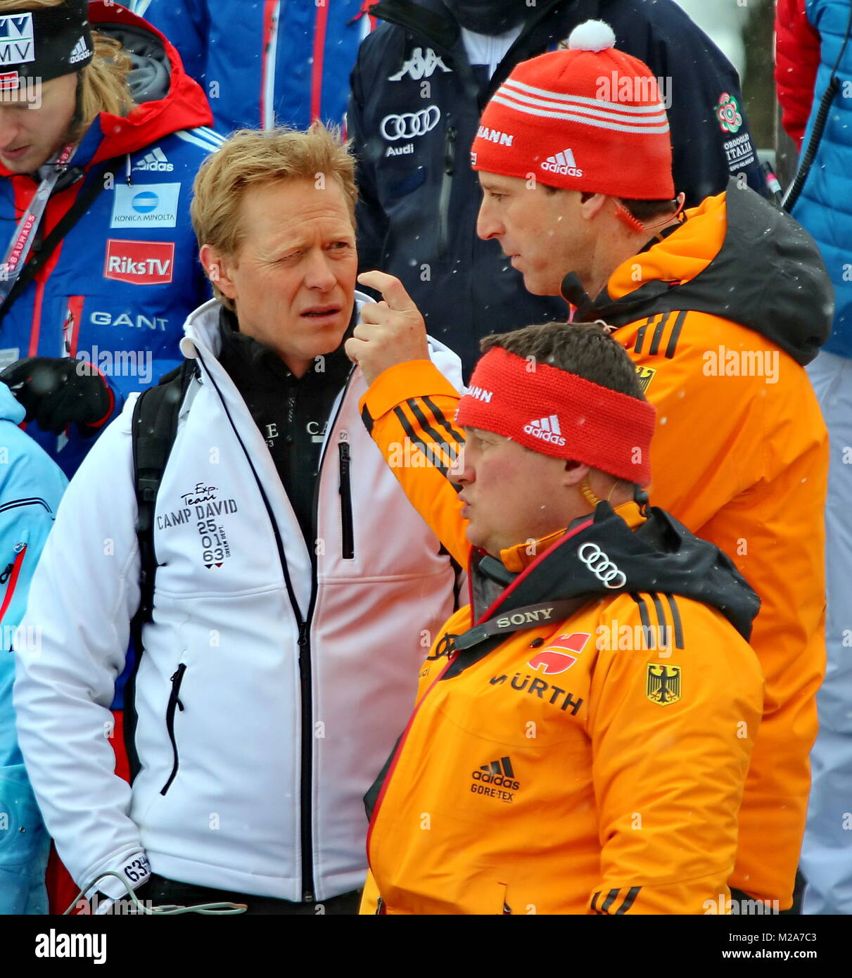 Es kommt auf ein paar Millimeter an: Bundestrainer Werner Schuster (rechts) erklärt Skisprung-Experte Werner Schuster ein paar Feinheiten des Skispringens.    Qualfikation für 63. Vierschanzentournee Auftaktspringen Oberstdorf Stock Photo