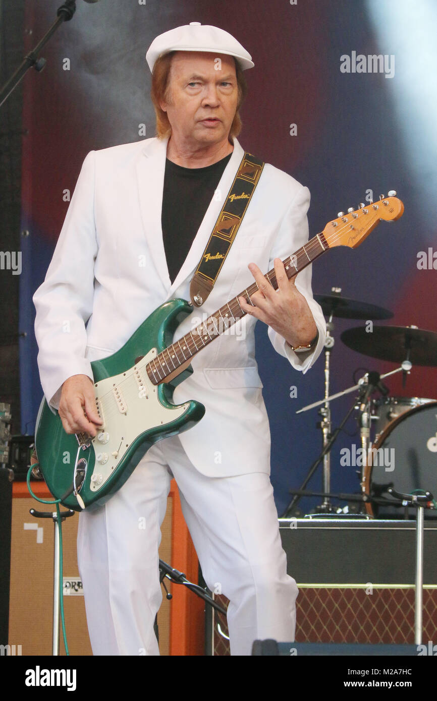 The Rubettes Feat Alan Williams Ndr Sommertour 15 Auftakt Barmbek Bert Kaempfert Platz Hamburg 01 08 15 Stock Photo Alamy