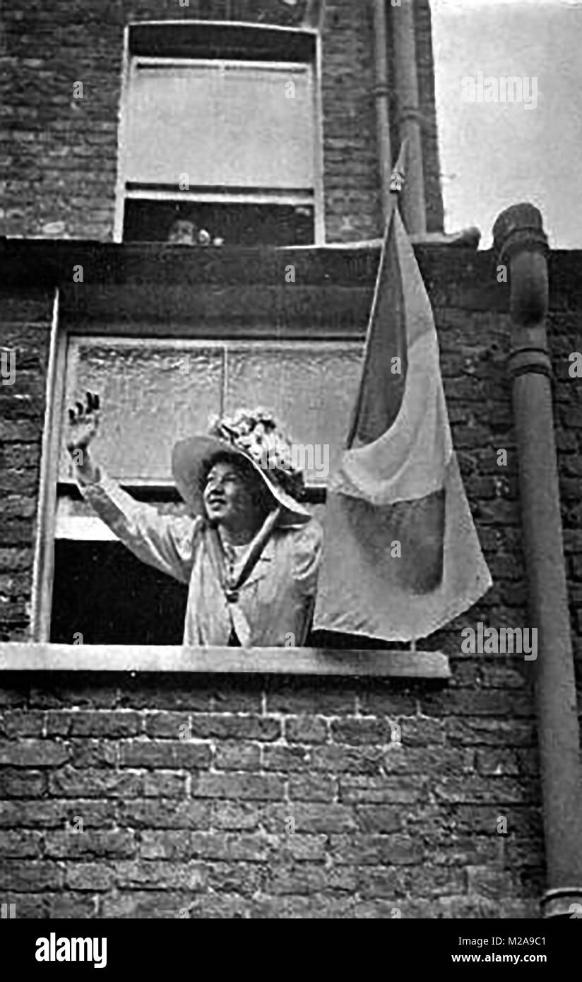 Suffragettes - Christabel Pankhurst  waving to hunger strikers from a house overlooking the prison July 1909 Stock Photo