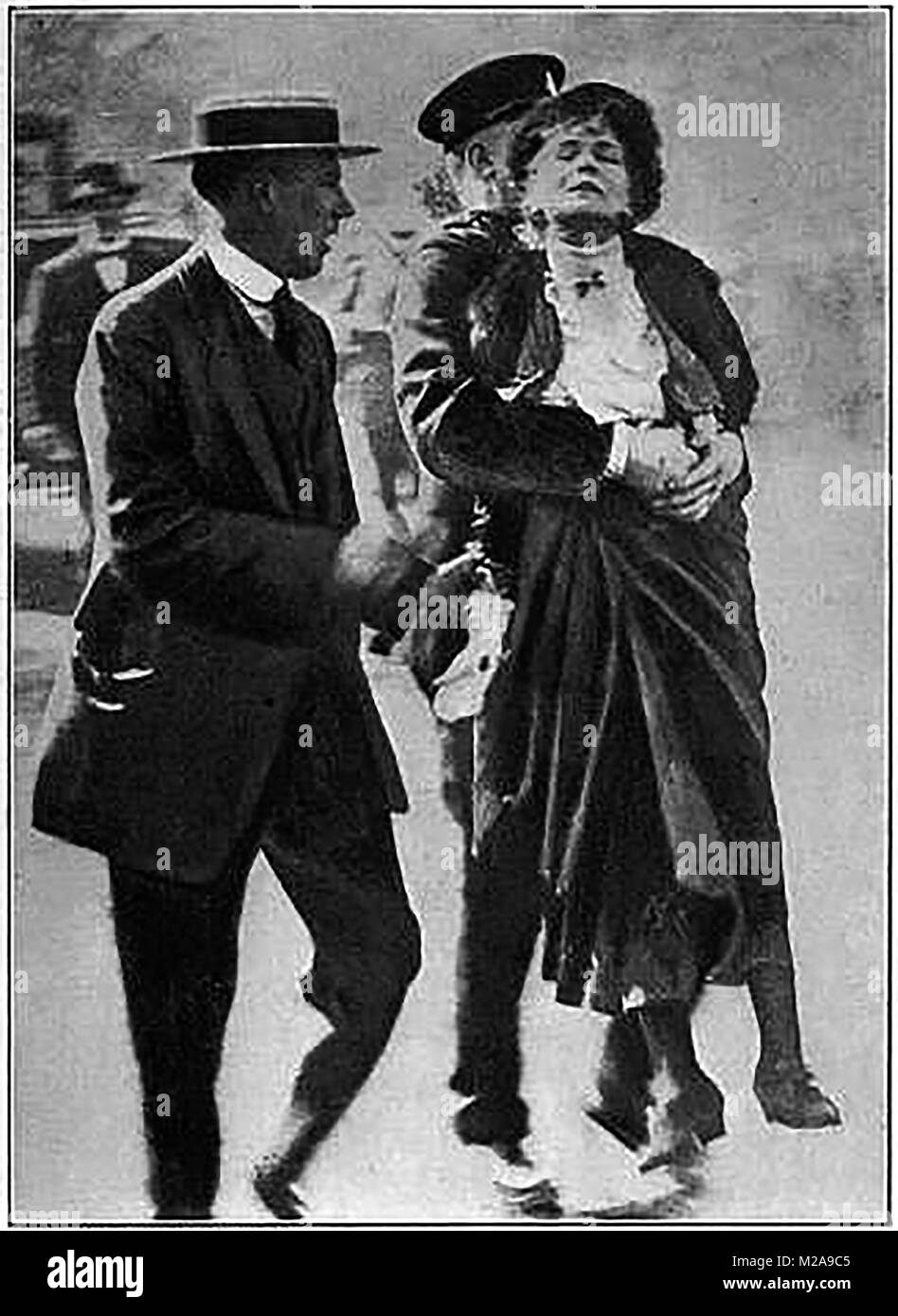 Suffragettes - Emmeline Pankhurst   being arrested at the King's Gate May 1914 Stock Photo