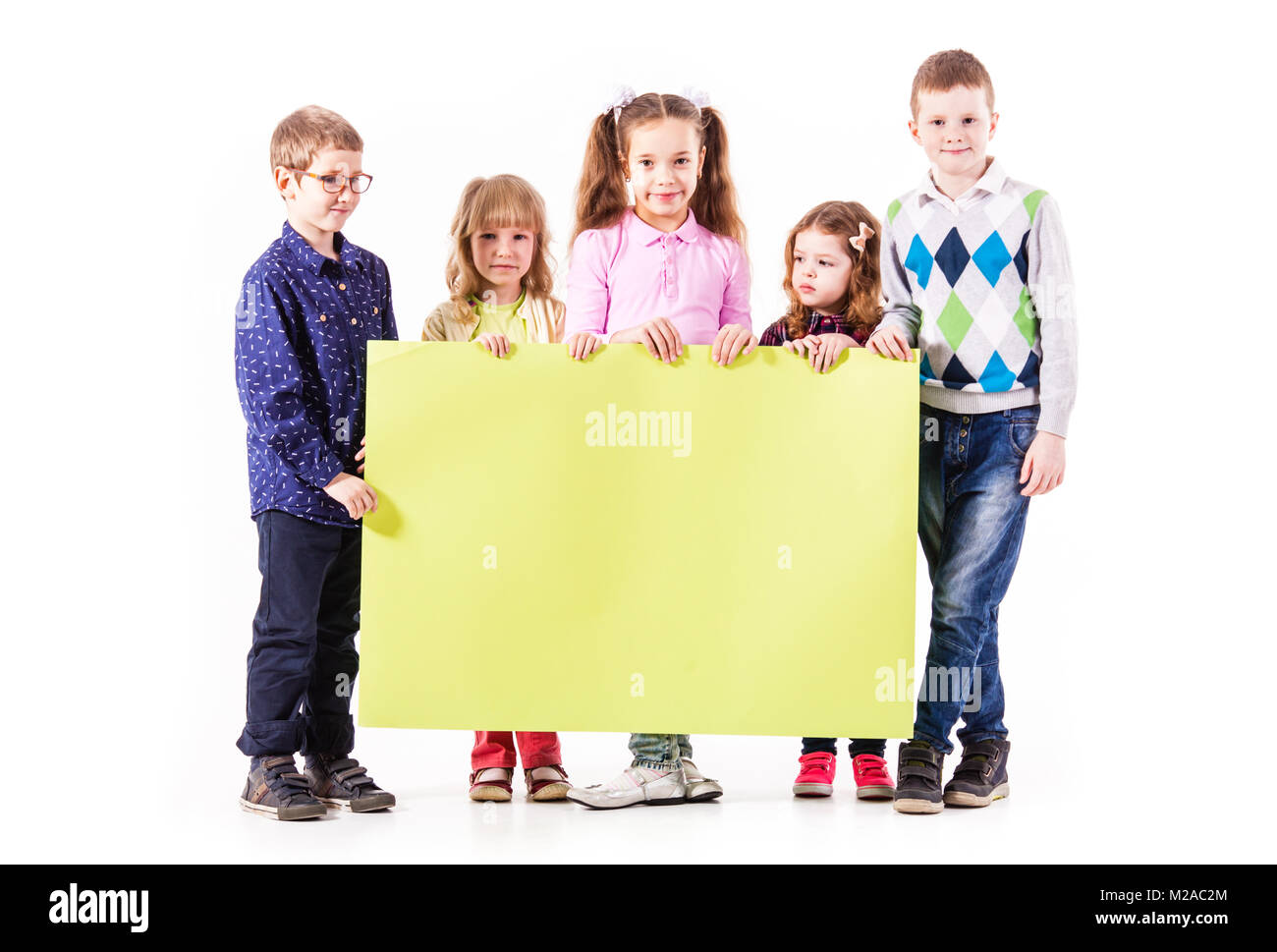 Group kids holding blank sign hi-res stock photography and images - Alamy