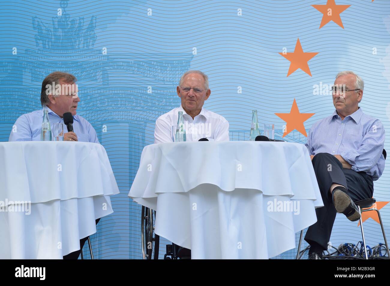 25 Jahre Freiheit und Einheit - Dr. Schäuble im Gespräch mit Dr. Theodor Waigel und Dr. Günther Krause zur Wende in Deutschland beim Tag der offenen Tür 2015. Stock Photo