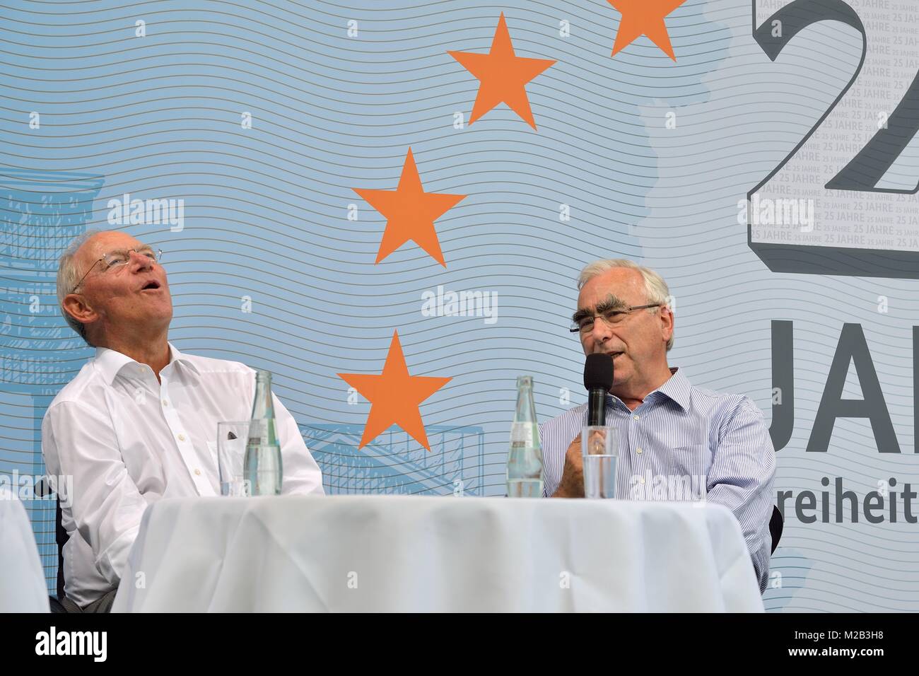 25 Jahre Freiheit und Einheit - Dr. Schäuble im Gespräch mit Dr. Theodor Waigel und Dr. Günther Krause zur Wende in Deutschland beim Tag der offenen Tür 2015. Stock Photo