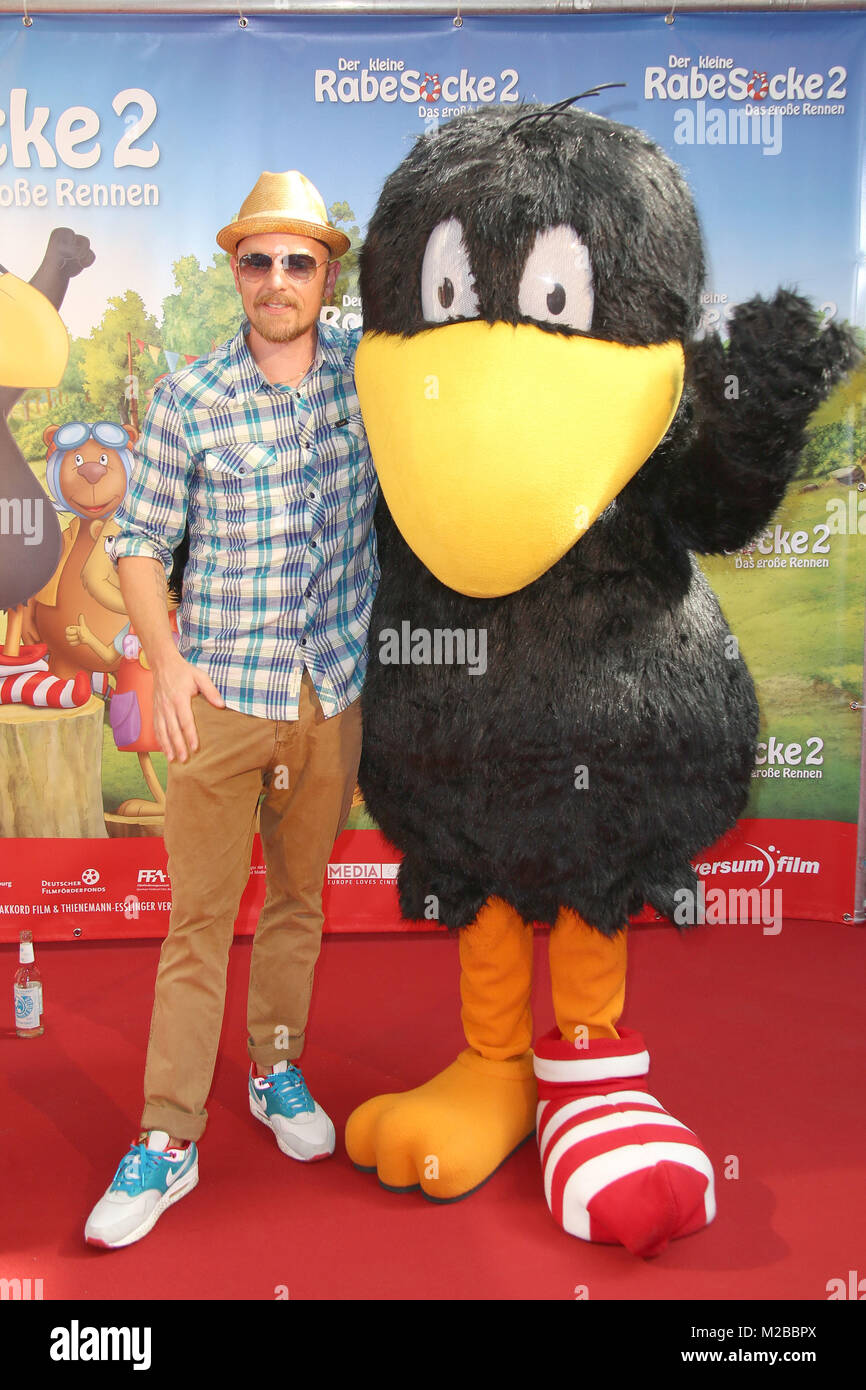 Der Rabe Socke mit Jan Delay, Premiere "Der kleine Rabe Socke 2" im Zeise  Kino, Hamburg, 16.08.2015 Stock Photo - Alamy