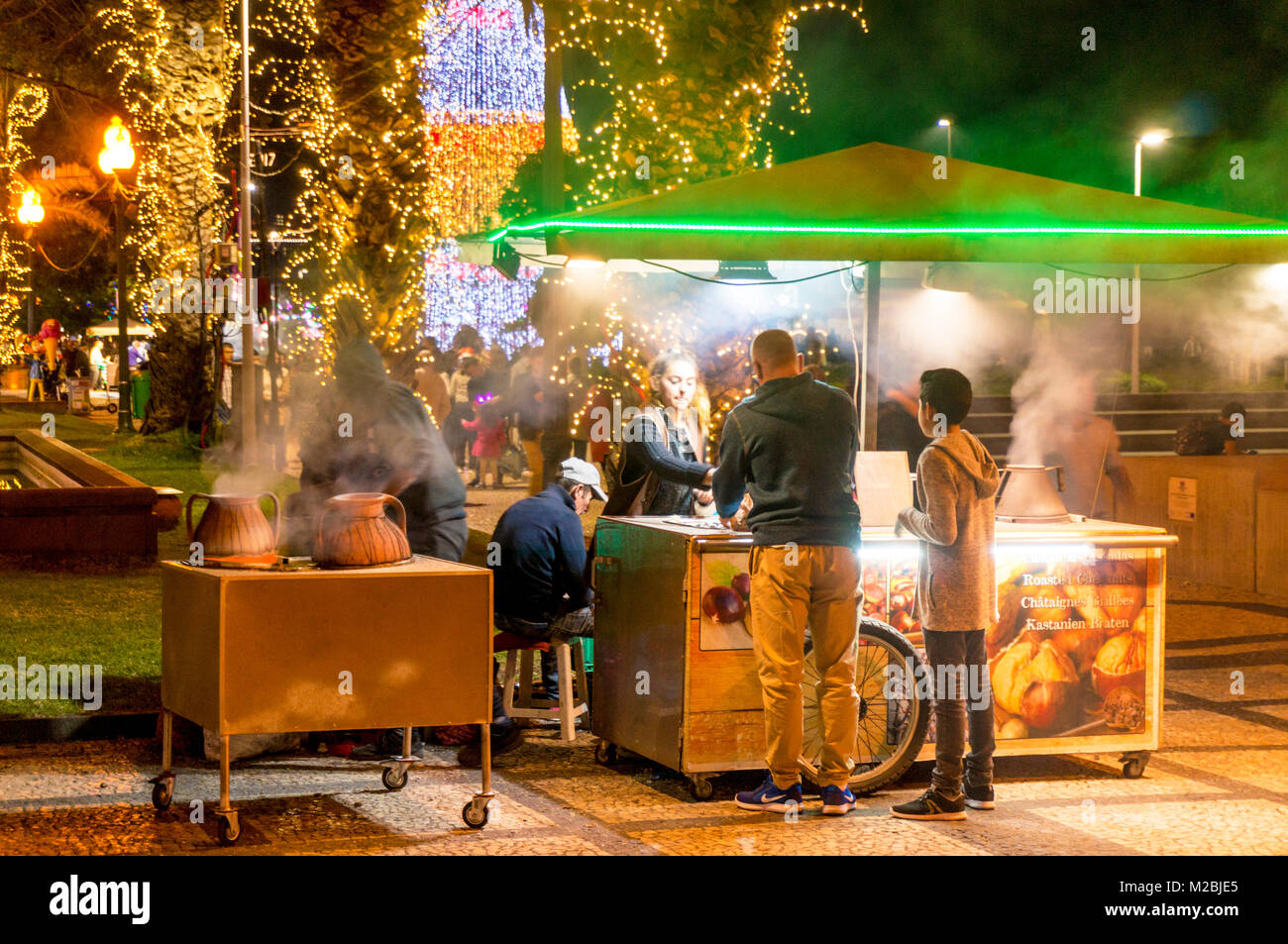MADEIRA PORTUGAL MADEIRA Cooking chestnuts in salt a madeiran speciality on the promenade waterfront in Funchal Madeira Portugal EU Europe Stock Photo