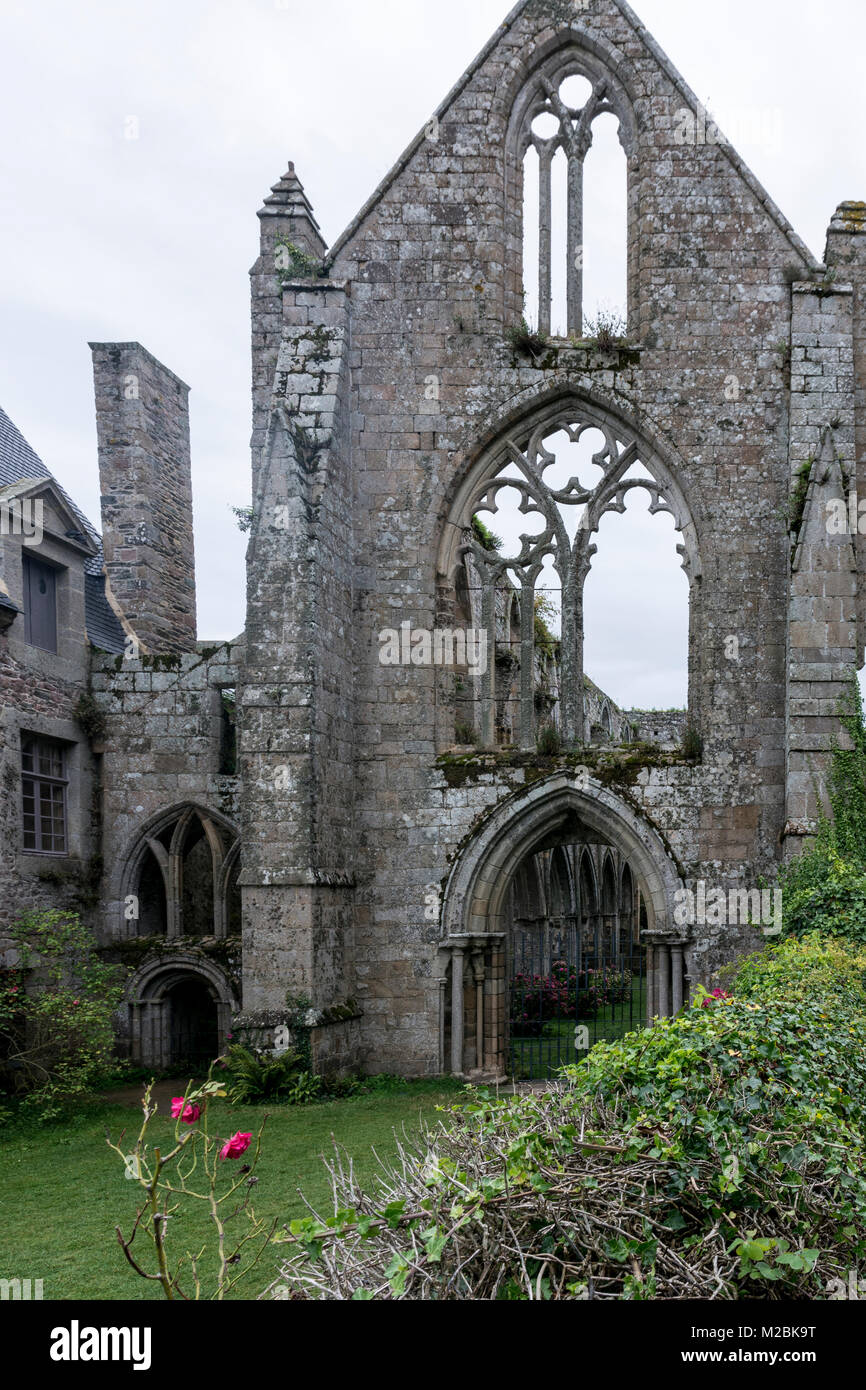Eine Giebelfassade der Abbaye du Beauport in Paimpol, Bretagne, Frankreich Stock Photo