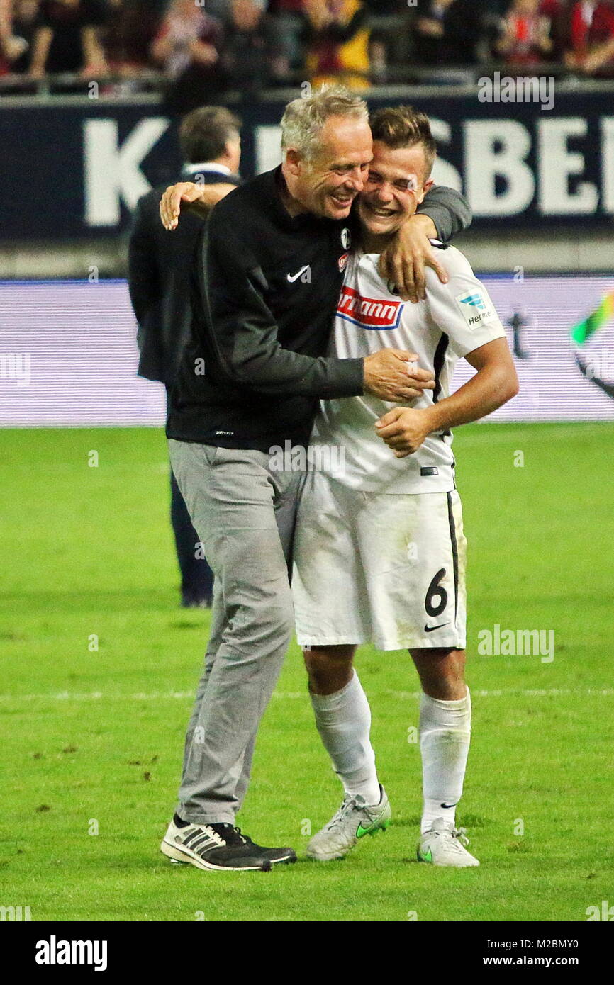 Trainer Christian Streich (Freiburg) freut sich mit Amir Abrashi (Freiburg) über dessen erstes Saisontor - 2. Fussball-BL: 6. Sptg.: 1. FC Kaiserslautern vs SC Freiburg Stock Photo