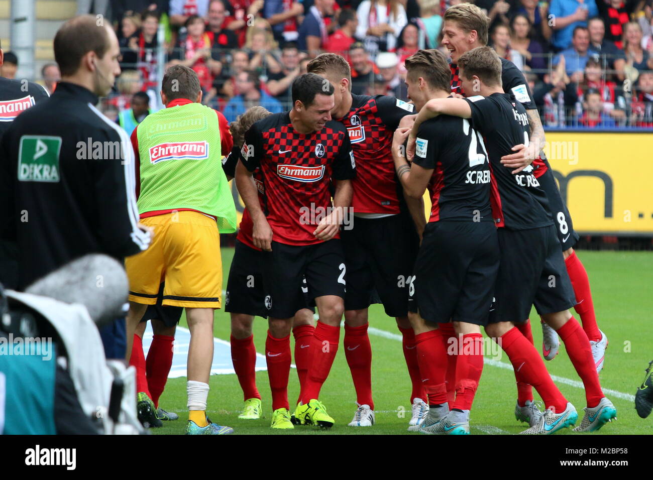 Kollektiver Torjubel an der Seitenlinie: Die Freiburger Spieler feiern den Treffer von Amir Abrashi (Freiburg), Fussball: 2. BL 15-16: 9. Sptg.: SC Freiburg vs FSV Frankfurt Stock Photo