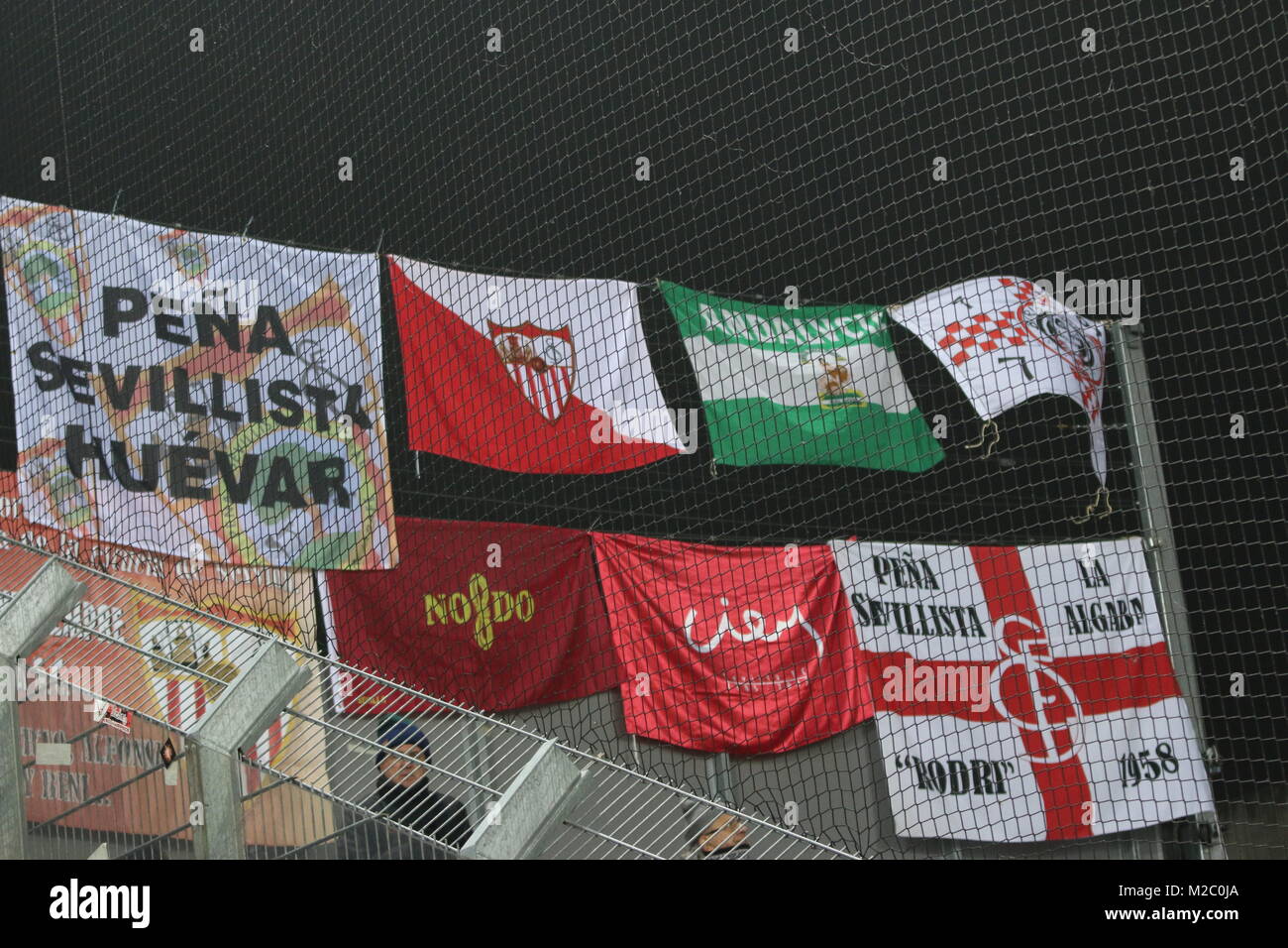 Die spanischen Fans aus Sevilla haben ihre Transparente ausgehängt - Fussball-Europa-League: 6. Spieltag, SC Freiburg vs. FC Sevilla Stock Photo