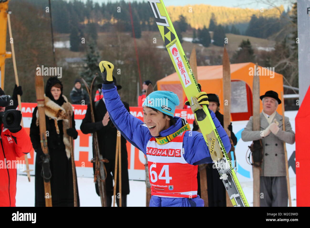 Vor historischen Skifahrern jubelt Oldie Noriaki Kasai über den dritten Platz - Weltcup Skispringen Titisee-Neustadt -  2. Wettkampf 15.12.13 Stock Photo