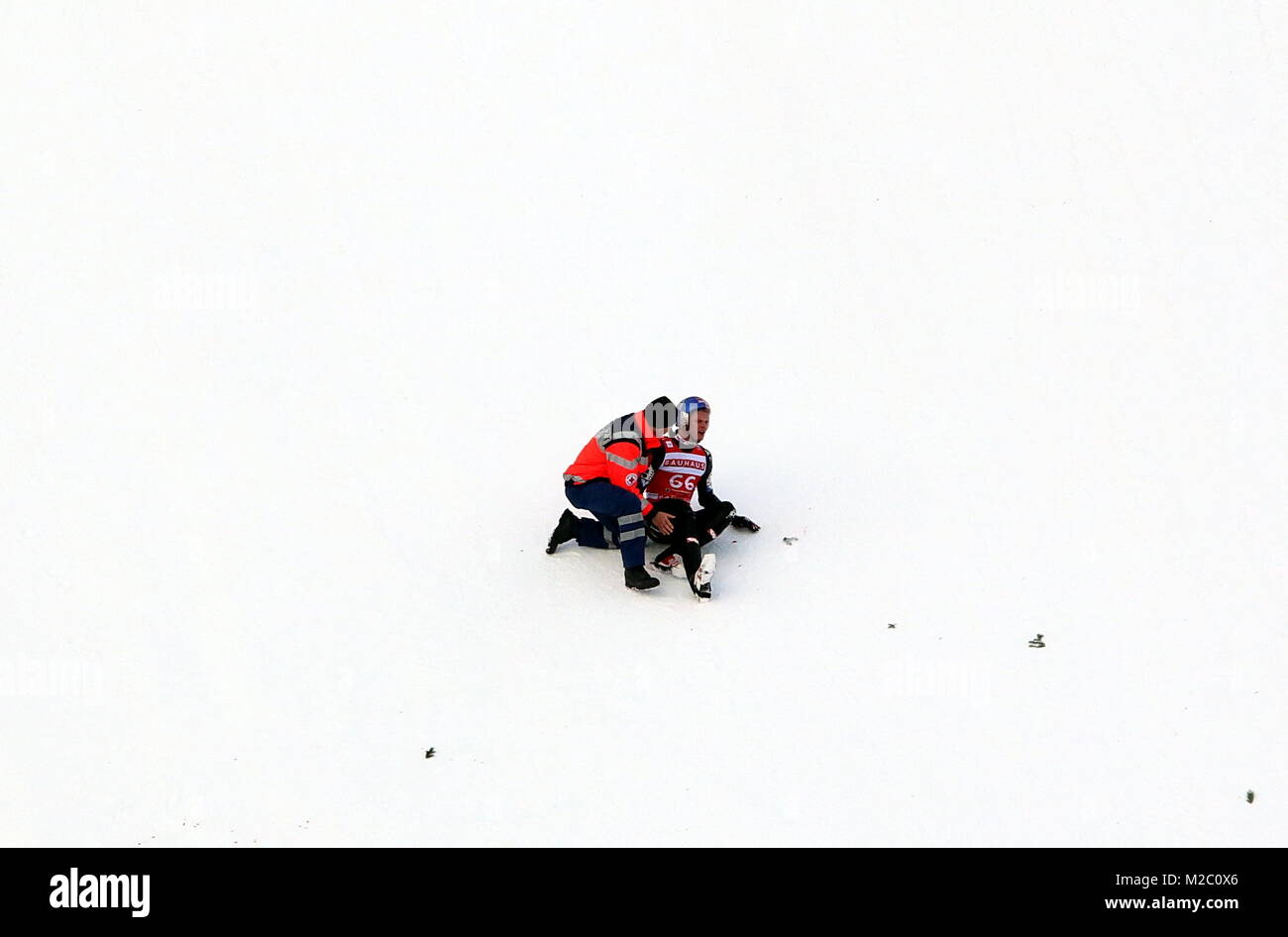 Erste Hilfe für den schwer gestürzten österreichischen Skispringer Thomas Morgenstern - Weltcup Skispringen Titisee-Neustadt -  2. Wettkampf 15.12.13 Stock Photo
