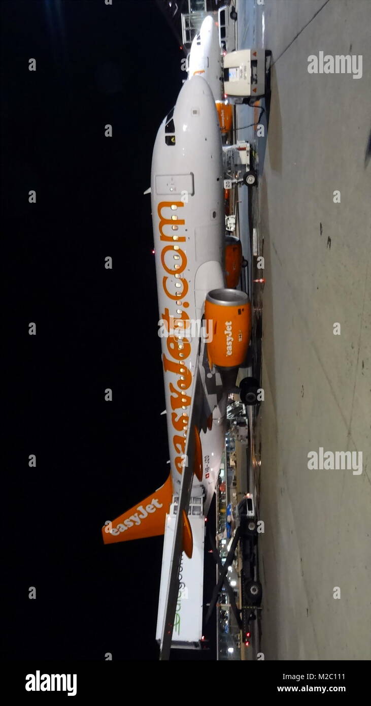 Easyjet Flugzeug auf dem Airport Basel-Mulhouse wird für den Flug nach Hamburg / Deutschland / Germany vorbereitet. Stock Photo