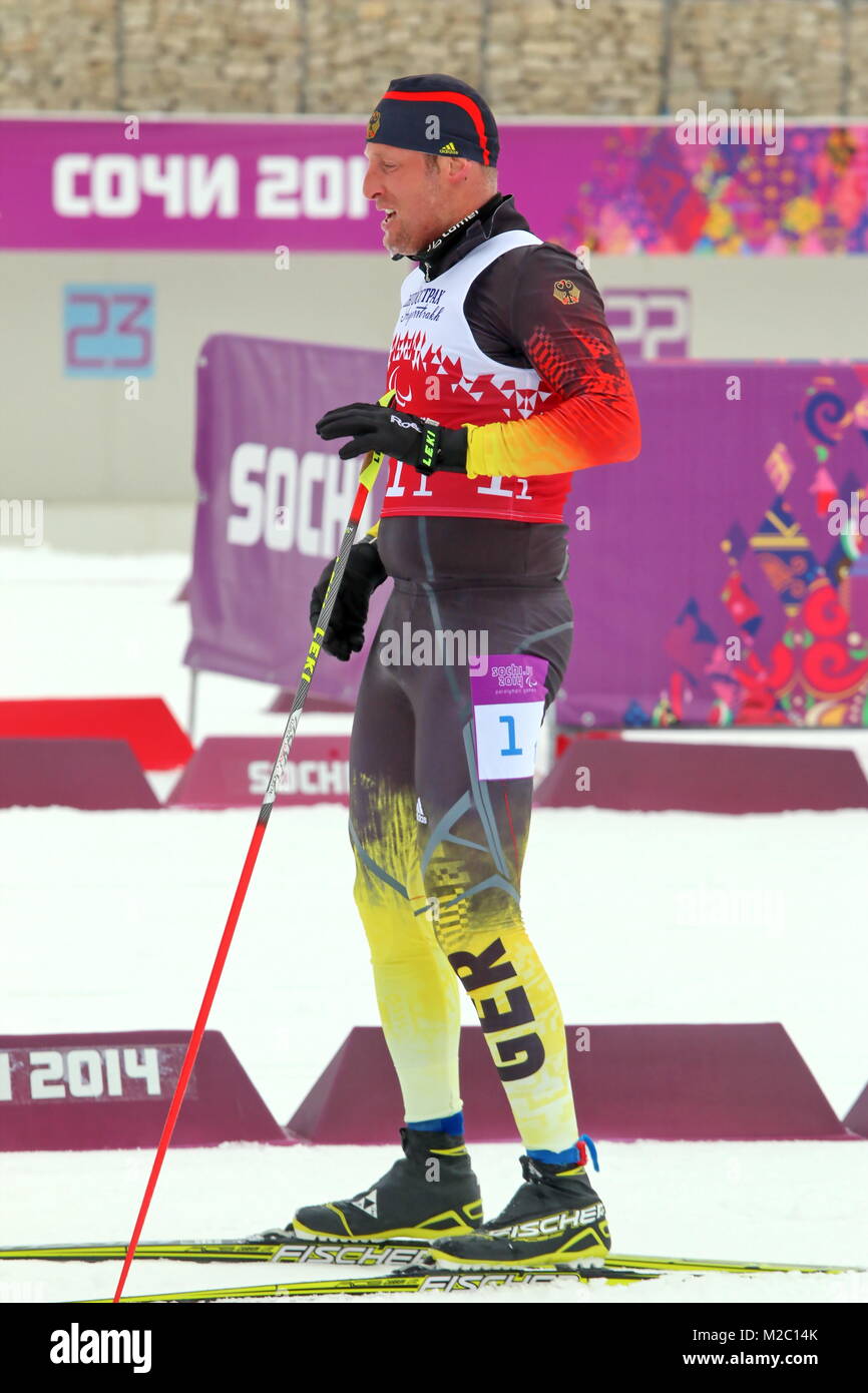 Tino UHLIG abgekämpft, aber zufrieden im Ziel. Mixed-Staffel - 8. Wettkampftag Paralympics Sotschi 2014 / Paralympic Winter Games Sochi 2014 Stock Photo