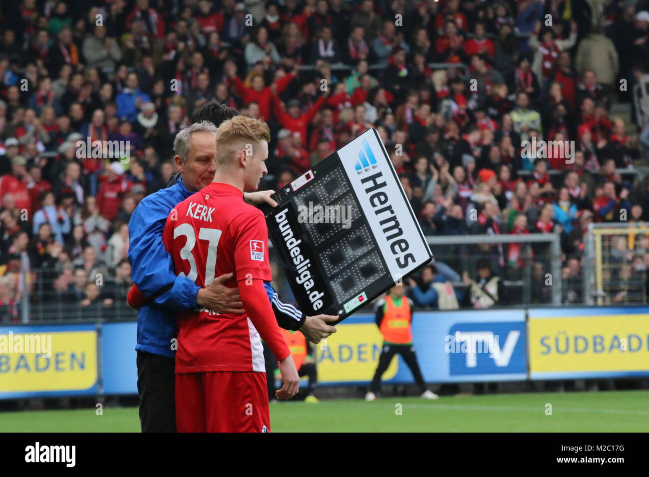 Fußball-Bundesliga: 31. Spieltag, SC Freiburg vs. Borussia Mönchengladbach  - väterlicher Freund und Trainer: Christian STREICH gibt Sebastian KERK bei  dessen Einwechslung letzte Anweisungen Stock Photo - Alamy