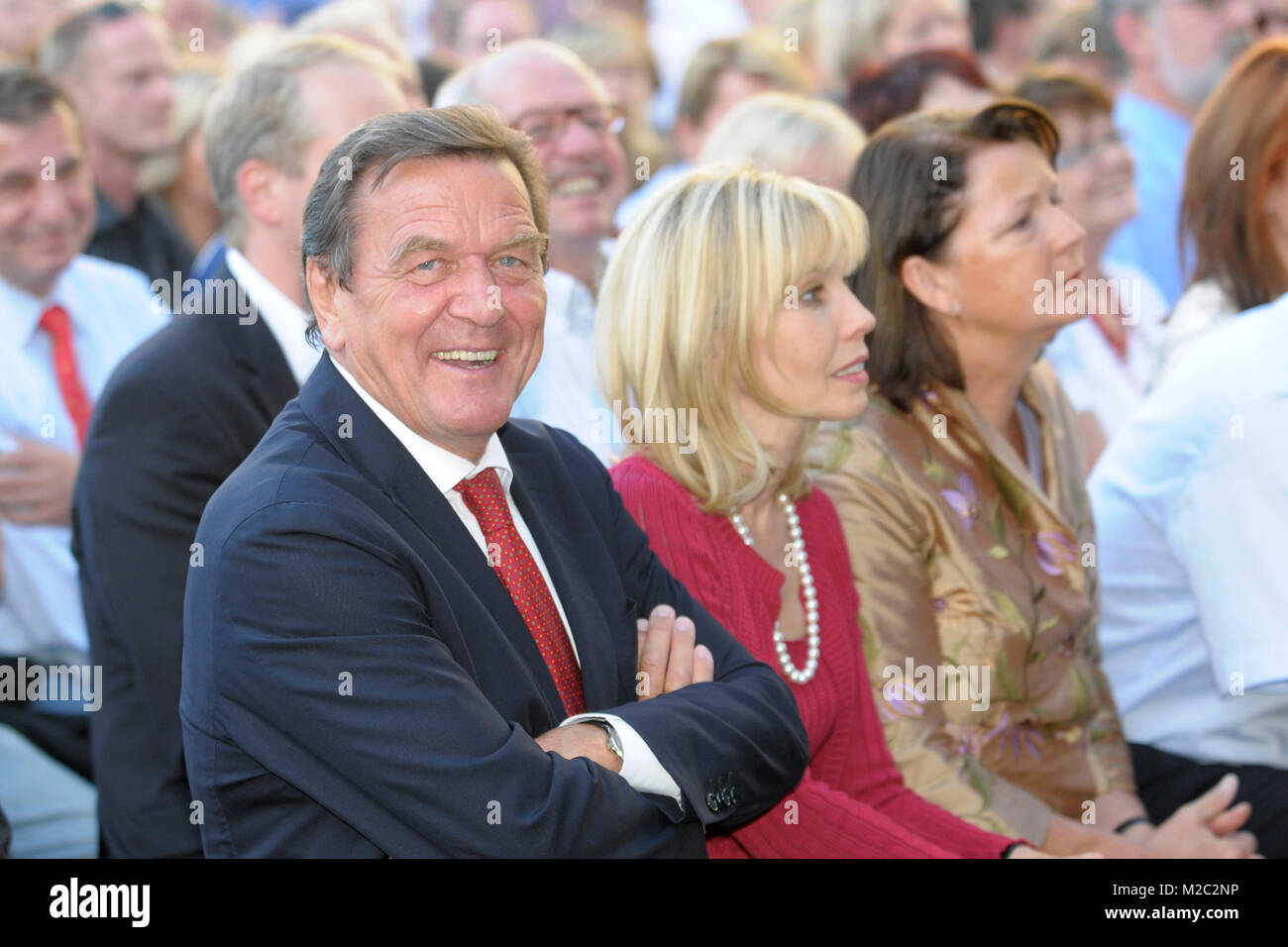 Ex-Bundeskanzler Gerhard Schroeder mit Gattin Doris Schroeder-Koepf beim Wahlkampfauftakt der SPD in Hannover am 31.08.2009 / Foto: Niehaus Stock Photo
