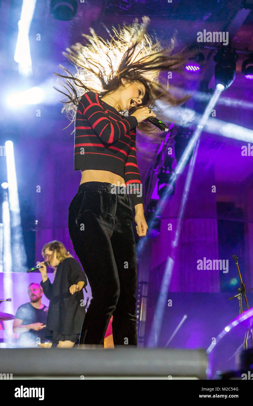 Lena Meyer-Landrut ( deutsche Sängerin und Songwriterin ) beim Fest zum Tag der Deutschen Einheit auf der Bühne am Brandenburger Tor in Berlin. Stock Photo