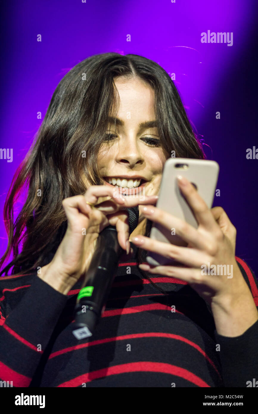 Lena Meyer-Landrut mit Smartphone in der Hand ( deutsche Sängerin und Songwriterin ) beim Fest zum Tag der Deutschen Einheit auf der Bühne am Brandenburger Tor in Berlin. Stock Photo