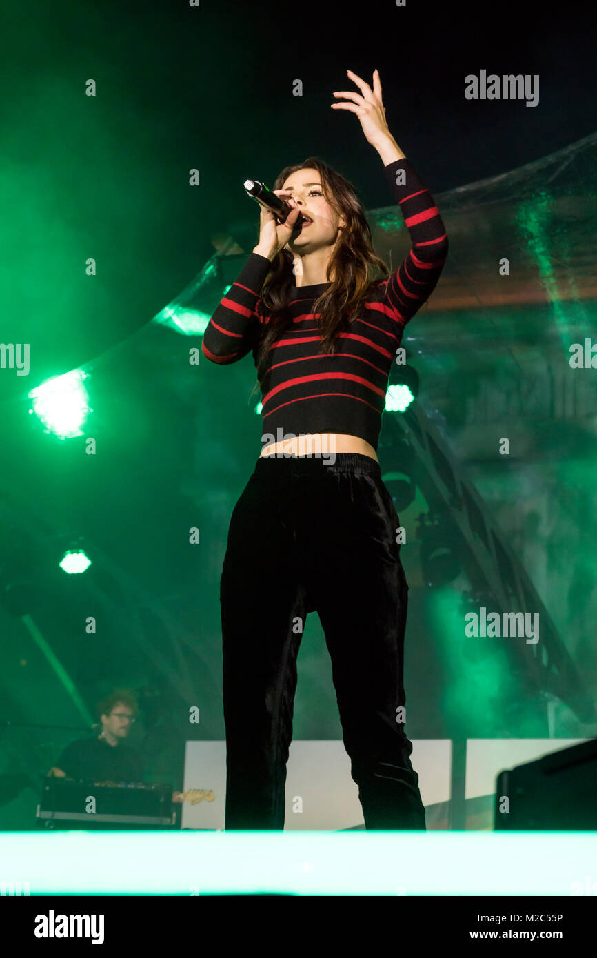 Lena Meyer-Landrut ( deutsche Sängerin und Songwriterin ) beim Fest zum Tag der Deutschen Einheit auf der Bühne am Brandenburger Tor in Berlin. Stock Photo