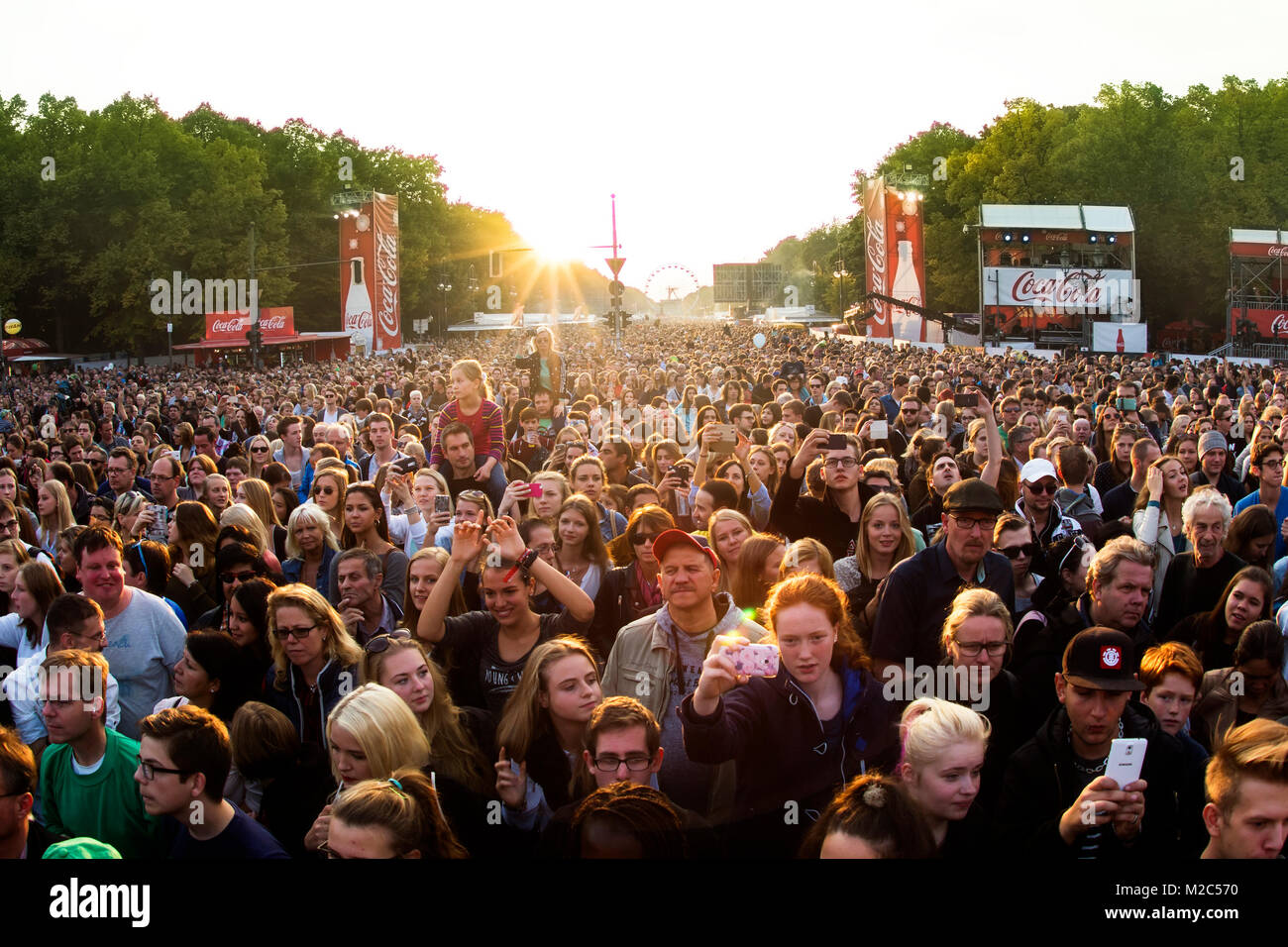 Tausende Zuschauer beim Felix Jaehn Auftritt beim Fest zum Tag der Deutschen Einheit auf der Bühne am Brandenburger Tor in Berlin. Stock Photo