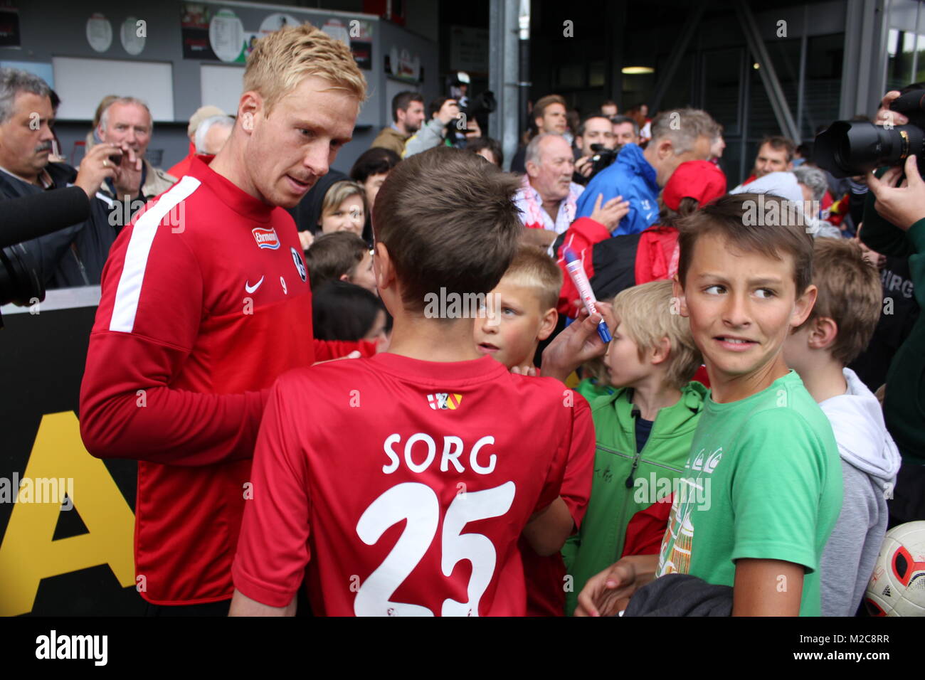 Bereitwillig gibt Mike Hanke einem jungen SC-Fan ein Autogramm - Trainingsauftakt SC Freiburg 2013 Stock Photo