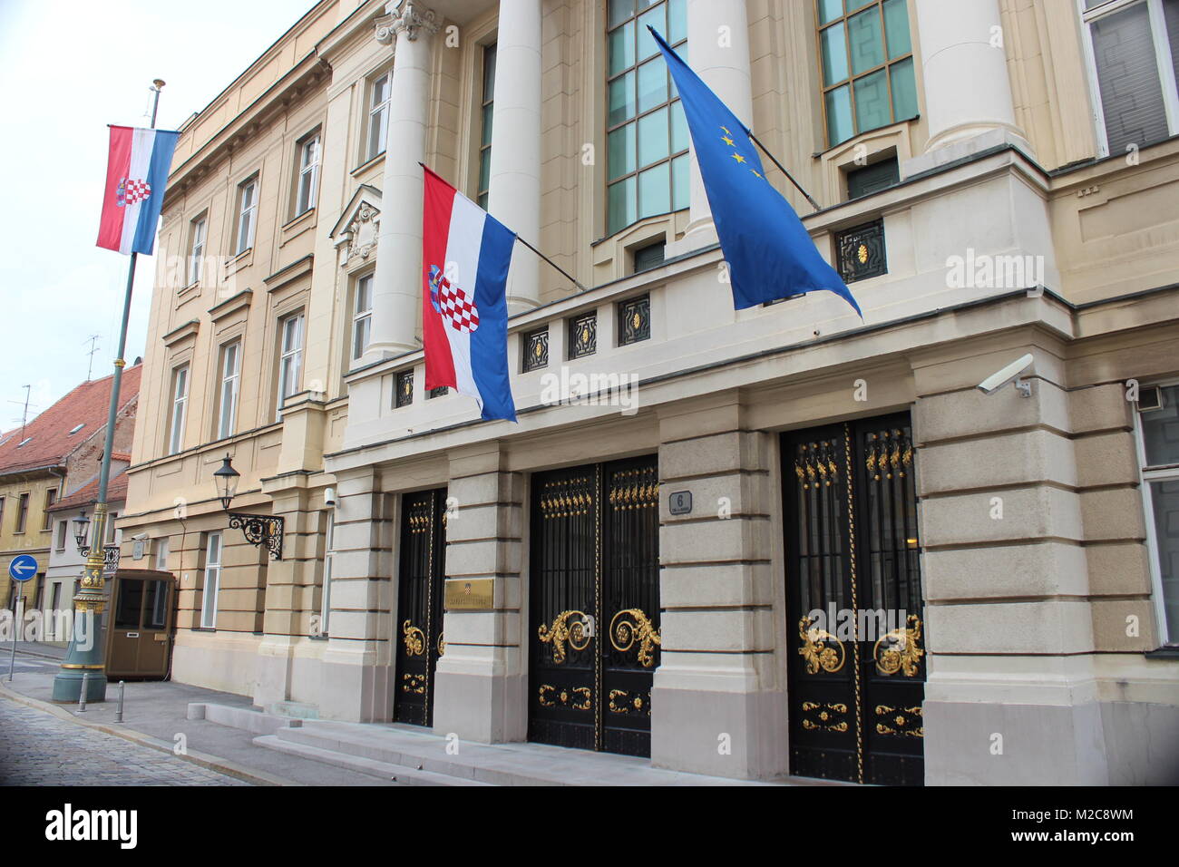 Das Regierungsviertel von Zagreb. Hier weht nun zur Flagge von Kroatien auch die Fahne der Europäischen Union (EU)- EU-Beitritt Kroatien / Croatia / Hravatska zum 1. Juli 2013 Stock Photo