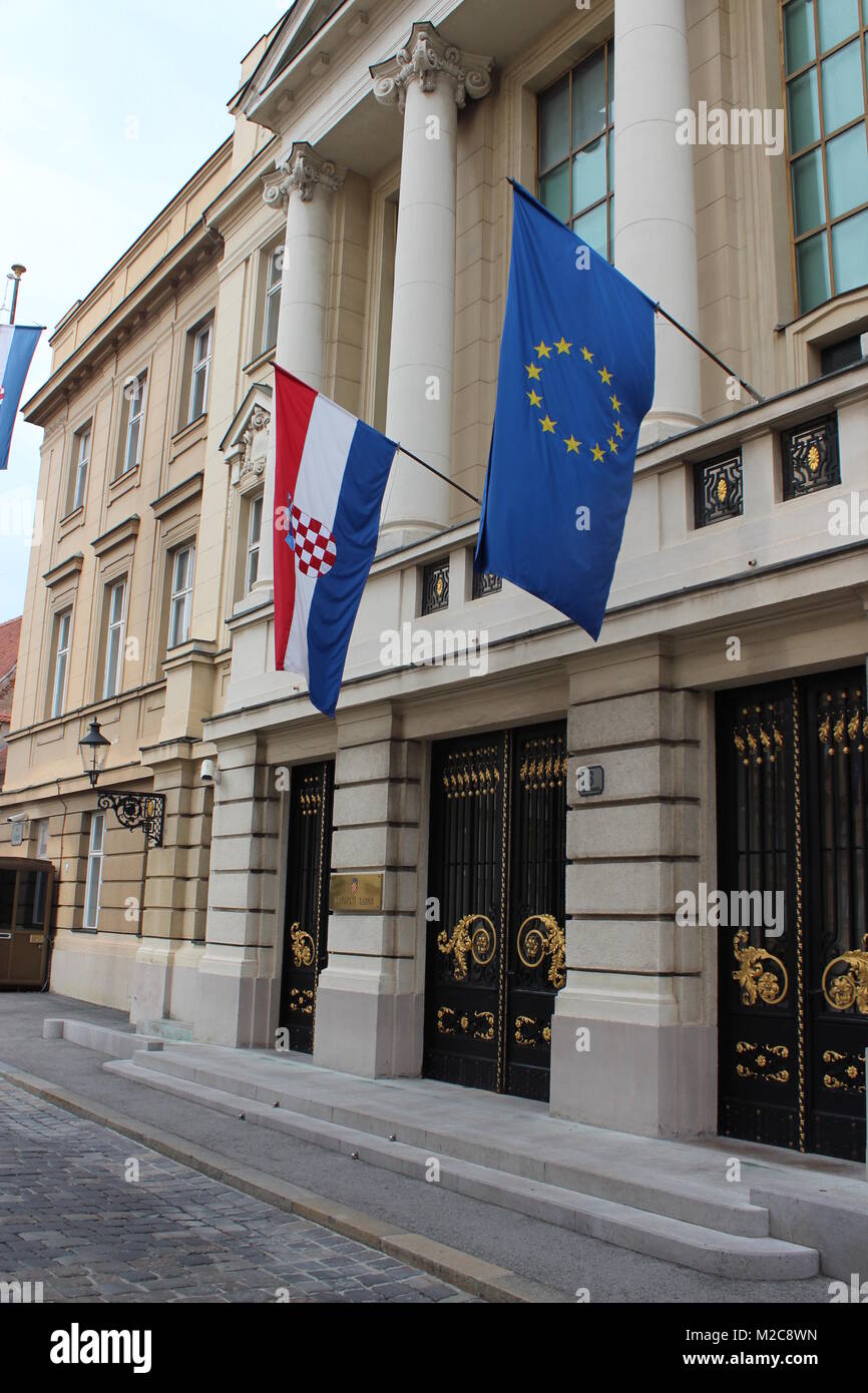 Das Regierungsviertel von Zagreb. Hier weht nun zur Flagge von Kroatien auch die Fahne der Europäischen Union (EU)- EU-Beitritt Kroatien / Croatia / Hravatska zum 1. Juli 2013 Stock Photo