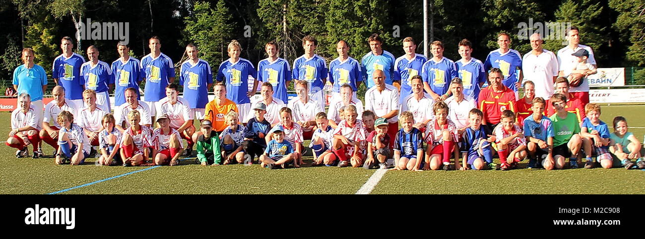 Promikick zur Eröffnung des 32. FIS Sommer Grand Prix in Hinterzarten mit den Mannschaften der Skisprung-Allstars und der Regio-Auswahl Fußball Stock Photo