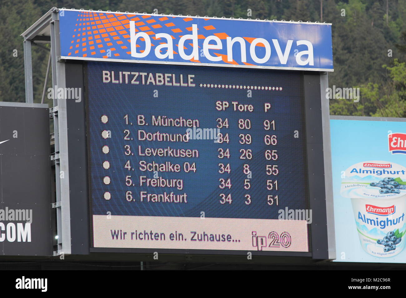 Anzeigetafel im Fußball-Stadion - Fußball-Bundesliga: 34. Spieltag, SC  Freiburg vs FC Schalke 04 Stock Photo - Alamy