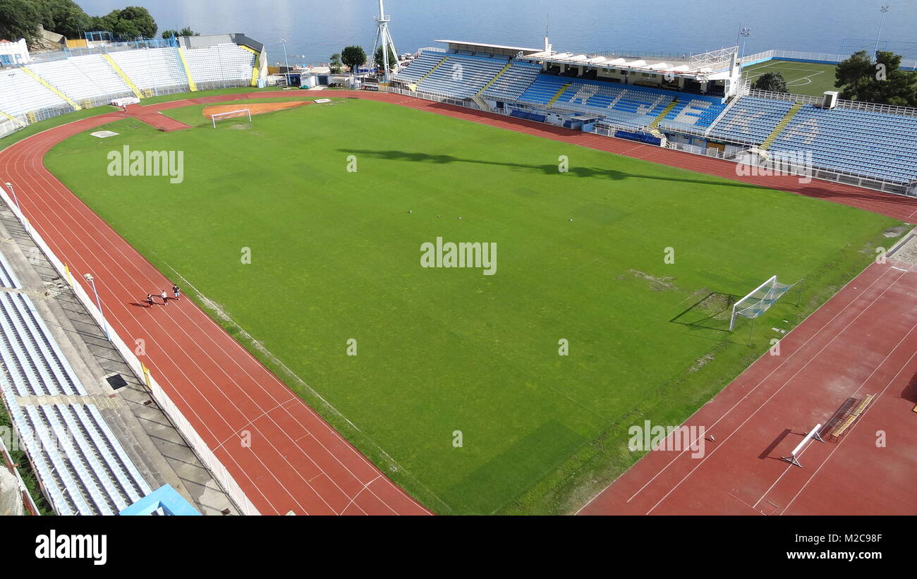 Das Fußball-Stadion von Rijeka thront direkt über dem Meer -  Der kroatische Erstligist HNK Rijeka trägt hier seine Heimspiele aus. Stock Photo