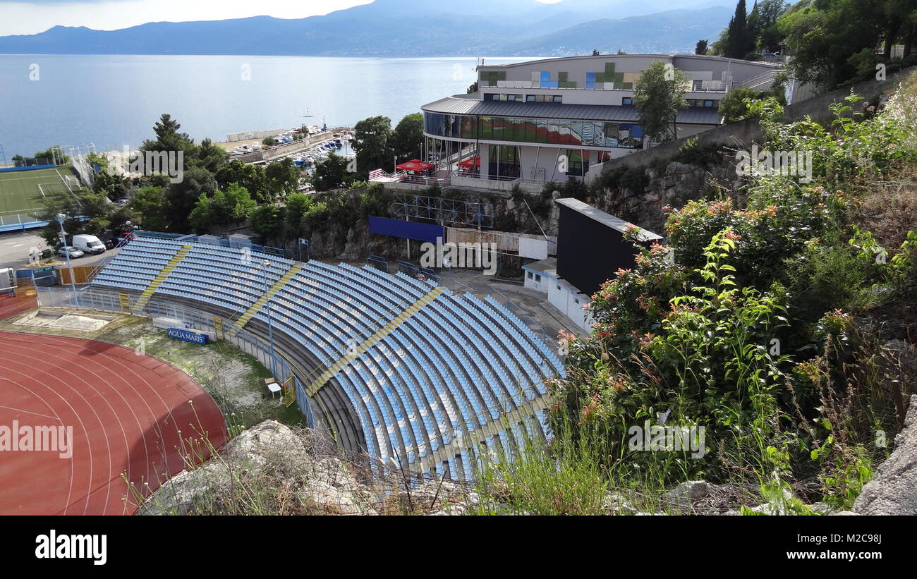 Das Fußball-Stadion von Rijeka thront direkt über dem Meer -  Der kroatische Erstligist HNK Rijeka trägt hier seine Heimspiele aus. Stock Photo