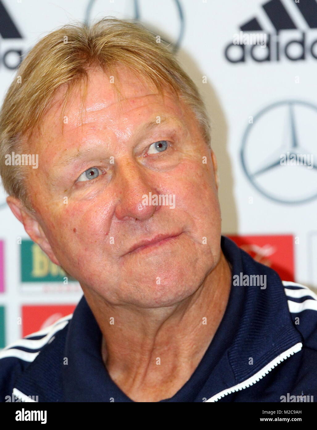 Horst Hrubesch ist nachdenklich - Fußball-Länderspiel in Freiburg ...