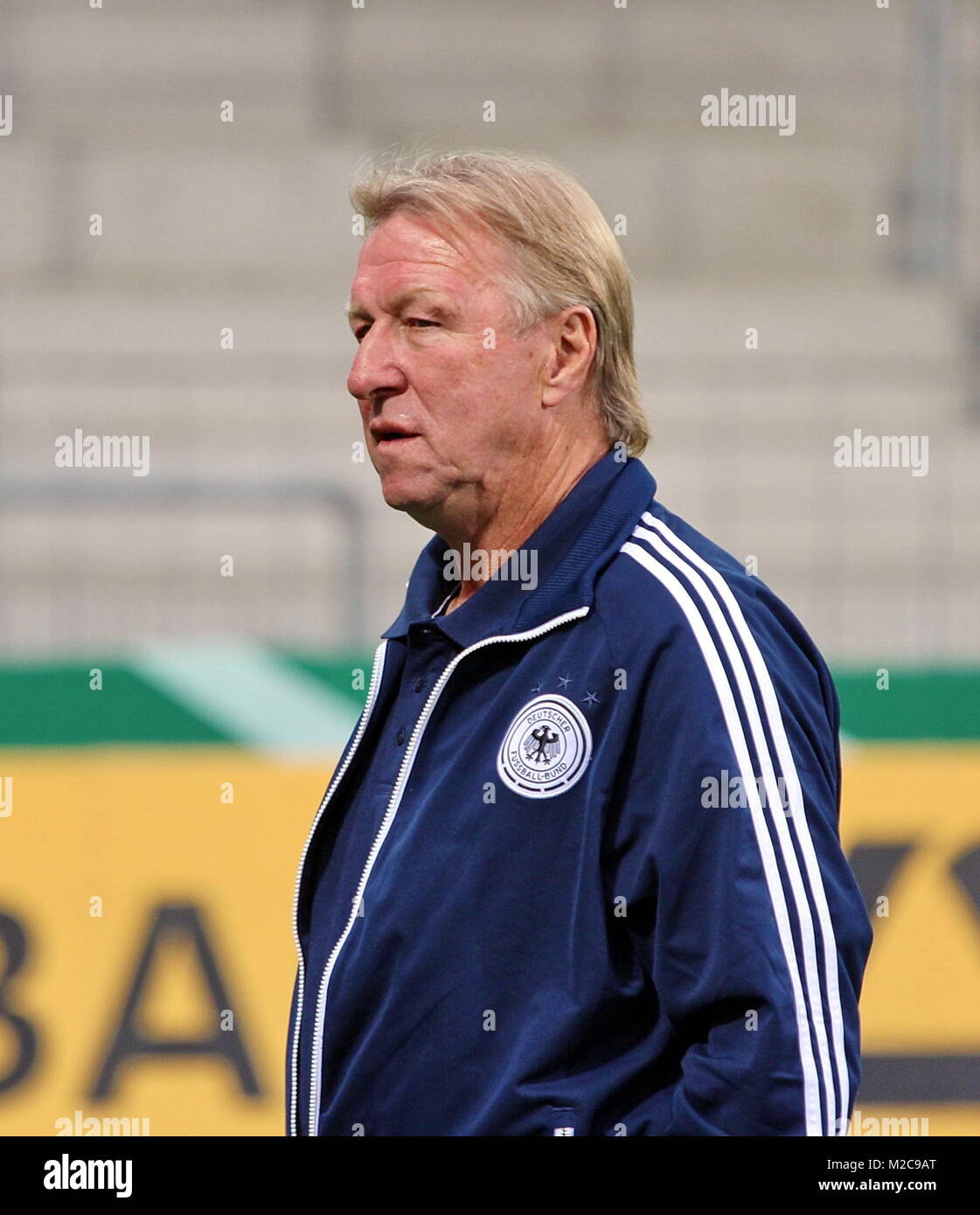 Horst Hrubesch, Trainer U21-Nationalmannschaft, Fußball-Länderspiel in Freiburg: Deutschland vs Frankreich (U 21) Stock Photo