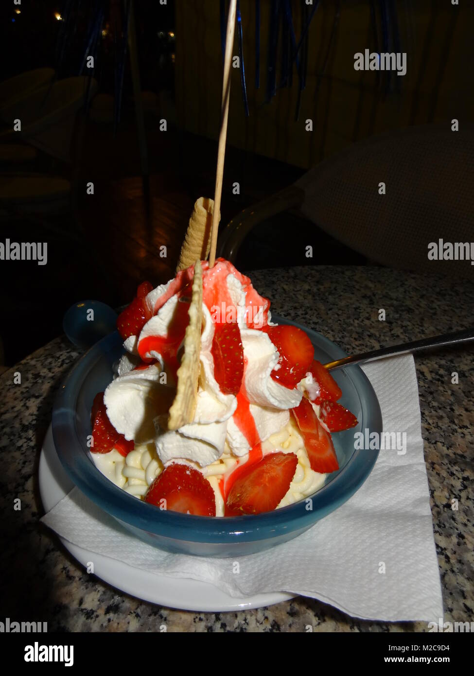 Leckerer Eisbecher auf kroatisch - Vanilleeis mit Erdbeeren Stock Photo
