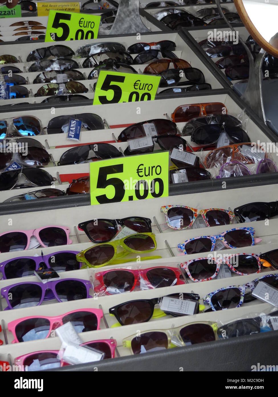 Sonnenbrillen, soweit das Auge reicht - Sonderangebote locken zum Kauf  - Gardasee / Lago di Garda / Italien /Italy / Italia Stock Photo