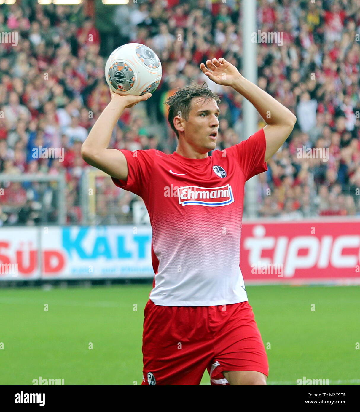 Oliver Sorg vom SC Freiburg beim Einwurf - Fußball-Bundesliga: 4. Spieltag,  SC Freiburg vs. FC Bayern München Stock Photo - Alamy