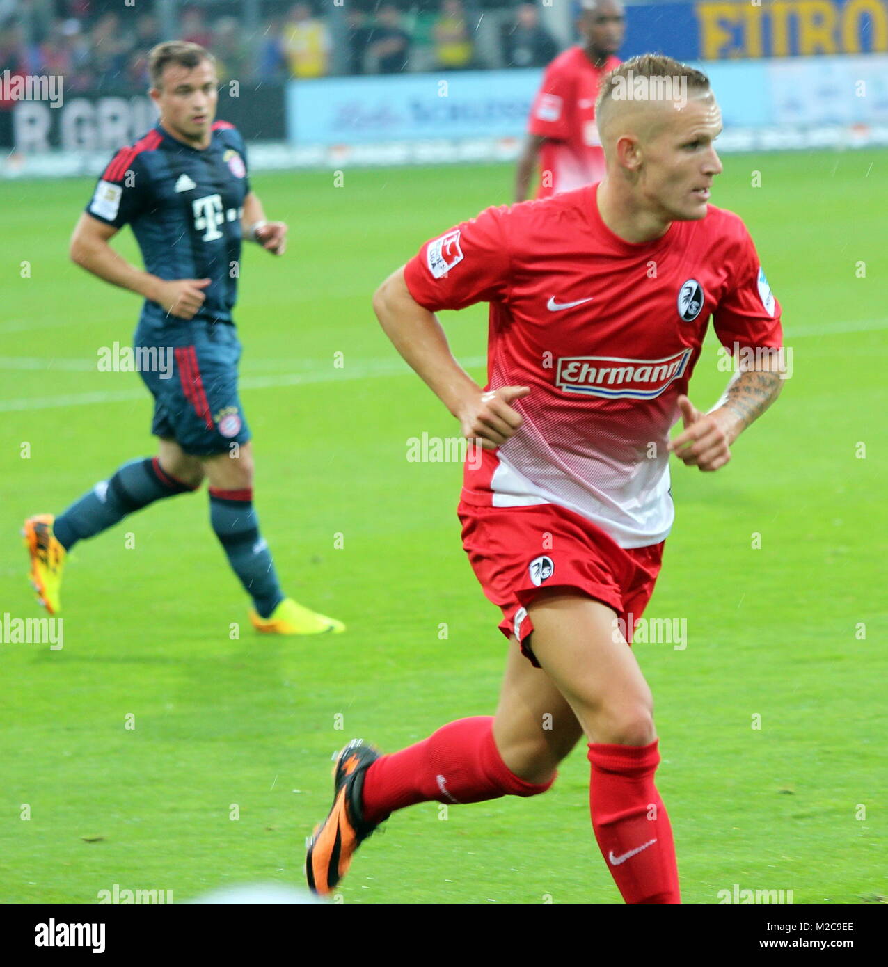 Kraftvoller Antritt: Jonathan Schmid vom SC Freiburg - Fußball-Bundesliga: 4.  Spieltag, SC Freiburg vs. FC Bayern München Stock Photo - Alamy