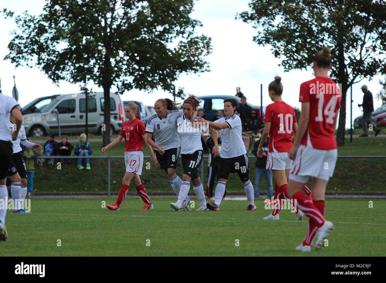 Die deutschen Spielerinnen bejubeln den 1:0 Führungsgtreffer durch Burku Özkanca (Nr.11), Saskia Meier vom SC Freiburg (links) und Jasmin Sehan gratulieren. Am Ende stand ein 8:1 Kantersieg zu Buche. Stock Photo