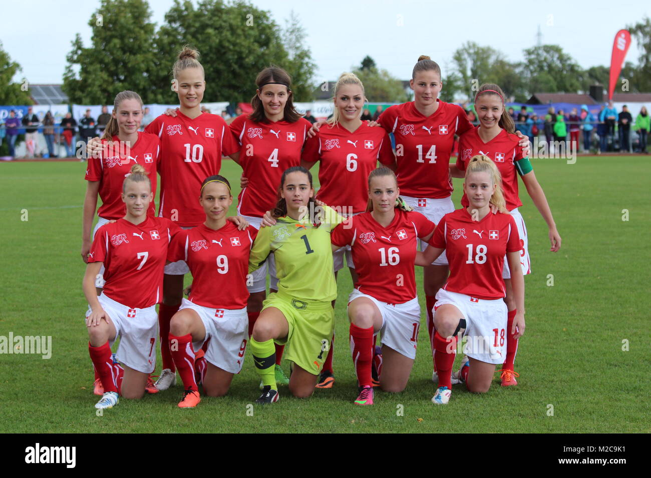 Die Schweizer U-17-Auswahl der Juniorinnen beim Testspiel in Löffingen -  Fußball-Länderspiel in Löffingen: Deutschland vs. Schweiz (U 17 Juniorinnen  Stock Photo - Alamy