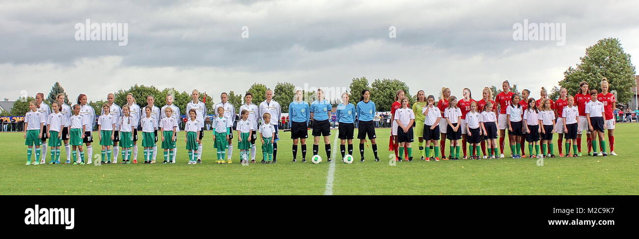 Die Teams bei der Nationalhymne - Fußball-Länderspiel in Löffingen: Deutschland vs. Schweiz (U 17 Juniorinnen) Stock Photo