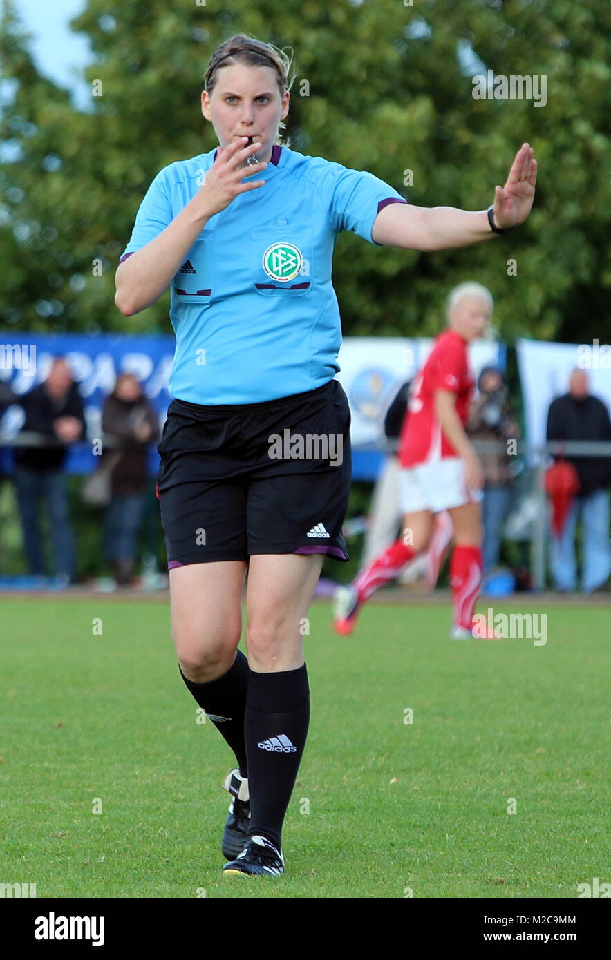 Schiedsrichterin Nathalie EISENHARDT beim Fußball-Länderspiel in Löffingen: Deutschland vs. Schweiz (U 17 Juniorinnen) Stock Photo