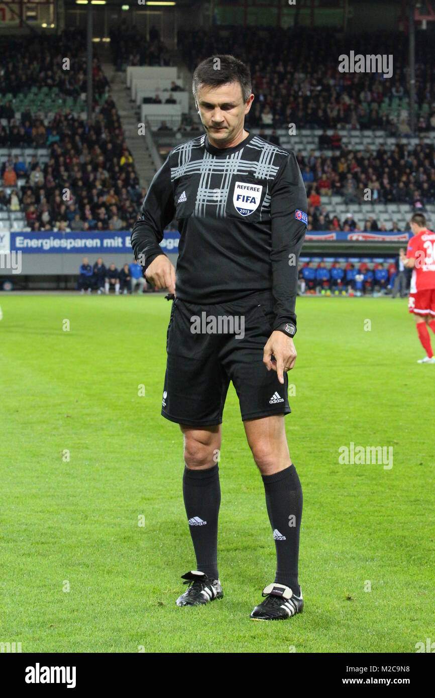 Schiedsrichter Pavel Christian Balaj aus Rumänien - Fussball-Europa-League:  1. Spieltag, SC Freiburg vs. FC Slovan Liberec Stock Photo - Alamy
