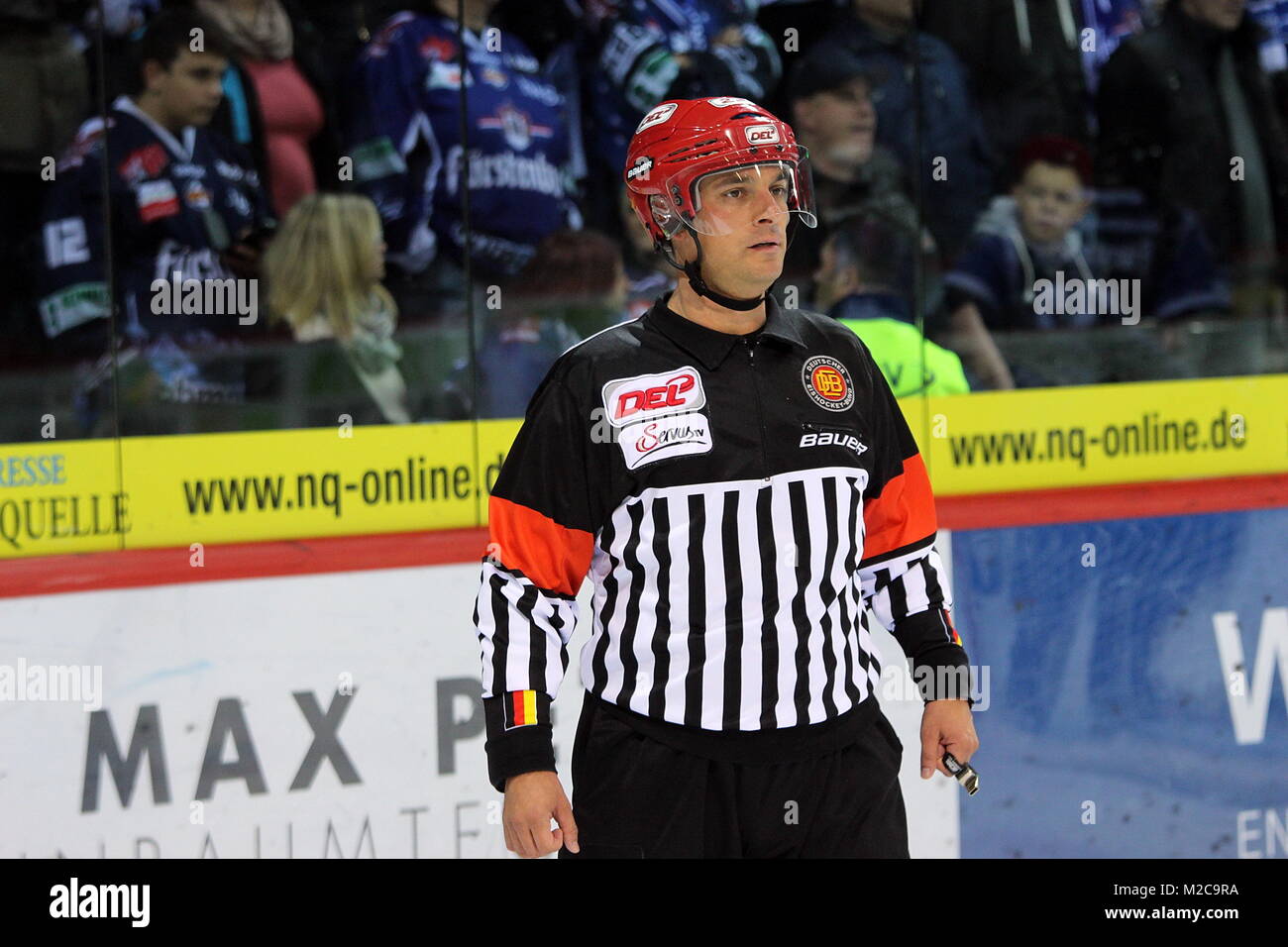 Schiedsrichter, Linienmann beim Eishockey - Deutsche Eishockey Liga (DEL),  3. Sptg.: SERC Wild Wings vs. Iserlohn Roosters Stock Photo - Alamy