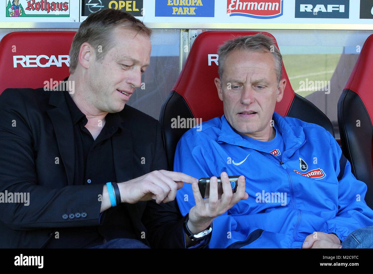 SC-Manager Klemens Hartenbach (links) zeigt Trainer Christian Streich ...