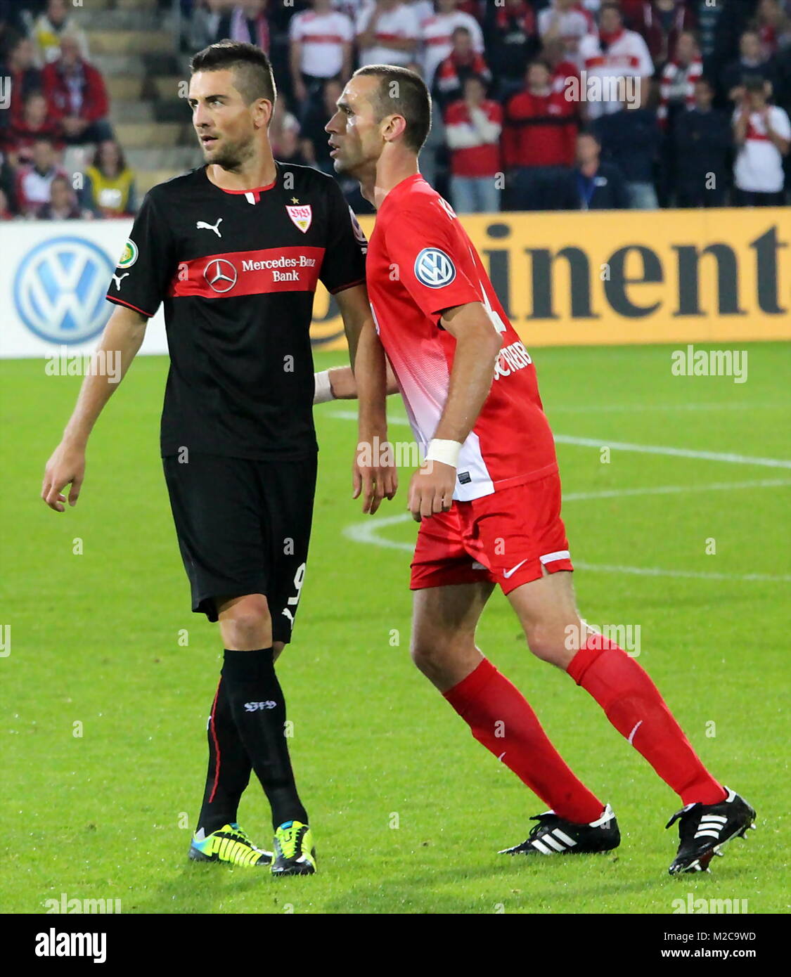 Der Stuttgarter Vedad Ibisevic (links) erfreute sich hautnaher Beschattung durch Pavel Krmas - DFB-Pokal 2013/14: SC Freiburg vs - VfB Stuttgart Stock Photo