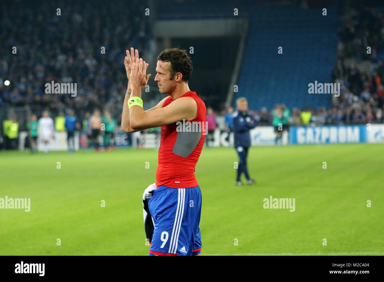 Marco Streller bedankt sich beim Publikum für die Unterstützung - Fussball-Champions-League: 2. Spieltag, FC Basel vs. FC Schalke 04 Stock Photo