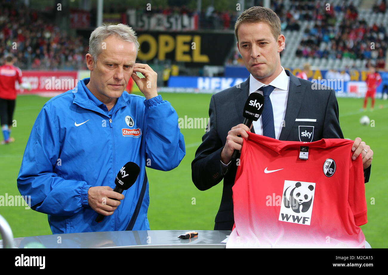 SC-Trainer Christian Streich mit SKY-Moderator Jens Wespen präsentieren das WWF-Trikot vor dem Spiel gegen Frankfurt. - Fußball-Bundesliga: 8. Spieltag, SC Freiburg vs. Eintracht Frankfurt Stock Photo