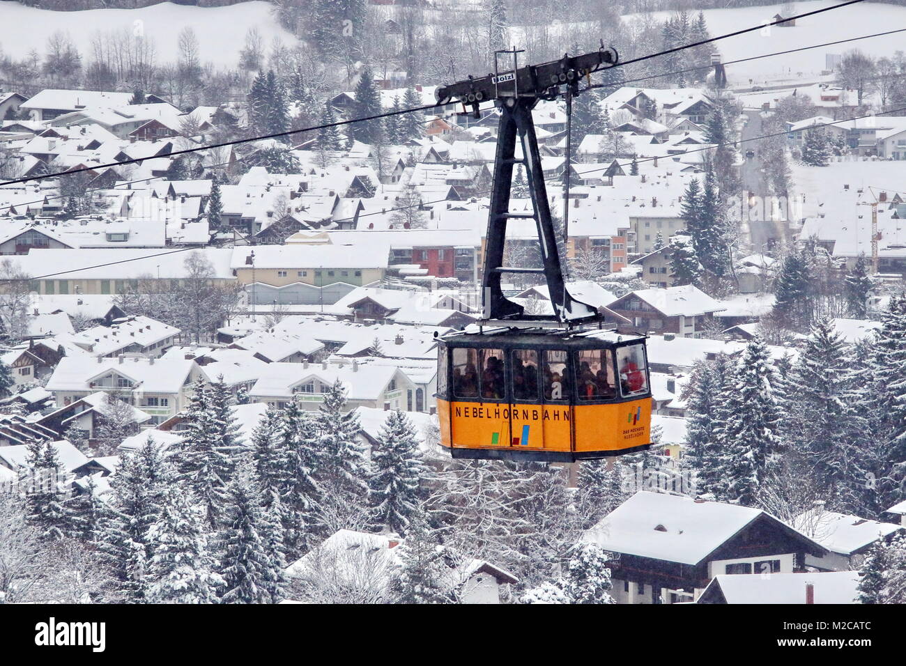 Die Nebelhornbahn auf dem Weg zum Nebelhorn, hoch über den Dächern von Oberstdorf Stock Photo