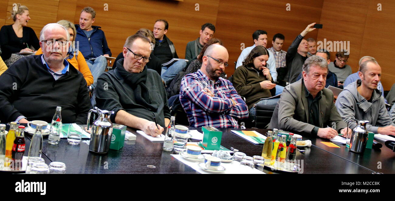 Sportjournalisten sitzen in der ersten Reihe und analysieren Schiedsrichter-Entscheidungen - DFB Medientag 2015 in Frankfurt Stock Photo